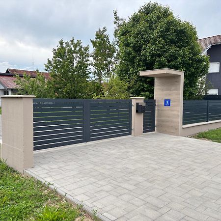 Appartamento Kod Dide - Entry With Pin 0-24H Slavonski Brod Esterno foto
